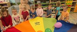 Zajęcia w grupie z kolorową płachtą