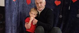 Przedszkolaki pozują do zdjęcia ze swoimi bliskimi, zaproszonymi na uroczystość