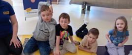 Dzieci w trakcie zabawy klockami lego - układają poszczególne elementy, pozują do zdjęć