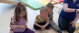 Dzieci w trakcie zabawy klockami lego - układają poszczególne elementy, pozują do zdjęć