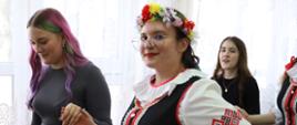 Pokaz tańców ludowych - tańczą uczniowie szkoły i ósmoklasiści