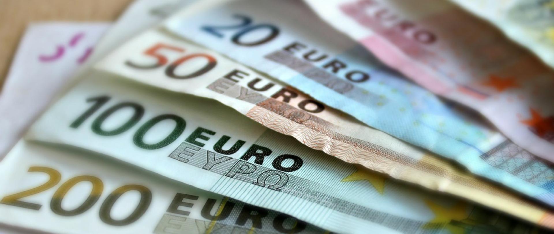 na zdjęciu widać 5, 10, 15, 20, 50 ,100, 200, 500 euro