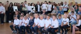 Uczniowie i rodzice na rozpoczęciu roku szkolnego