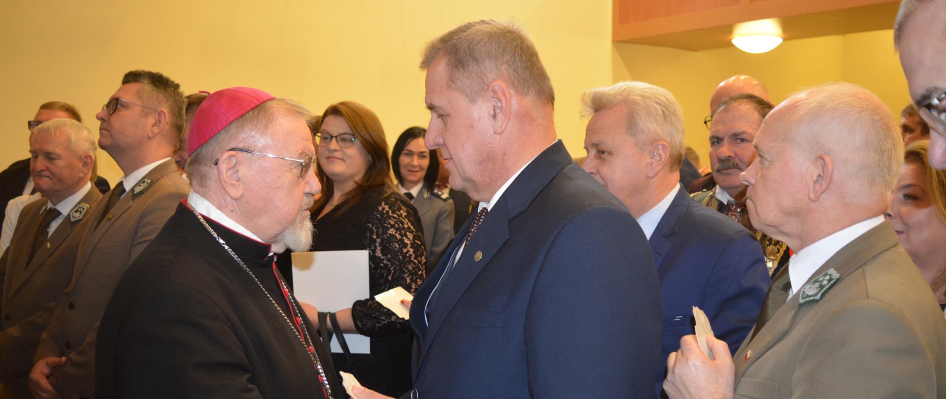 Starosta bielski Sławomir Jerzy Snarski podzielił się opłatkiem z biskupem seniorem Antonim Dydyczem