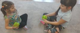 Dziewczynki bawiące się na dywanie