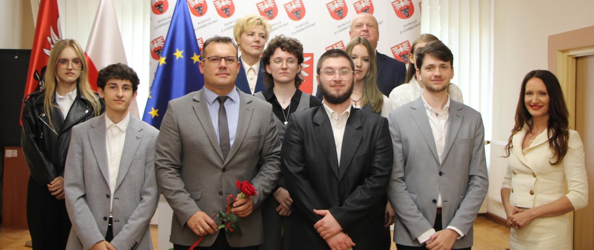 grupowe zdjęcie ze stypendystami Zespołu Szkół nr 1 w Zambrowie: