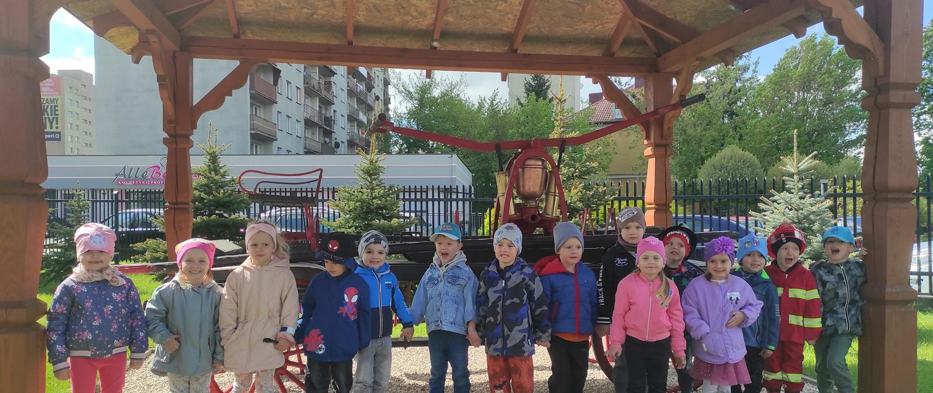 ZDJĘCIE GRUPOWE DZIECI