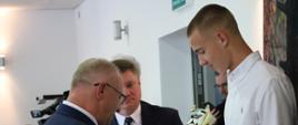 Moment wręczenia nagród i pucharów sportowcom