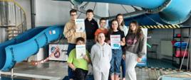 grupa uczniów z dyplomem