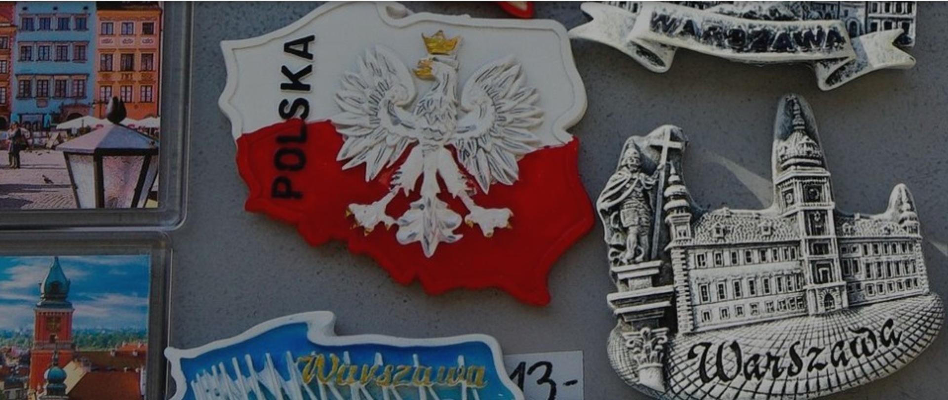 Na fotografii widzimy magnesy stanowiące pamiątki przyczepione do tablicy, nawiązujące do Polski oraz Warszawy. 
