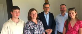 Wspólne zdjęcie podczas wizyty Mateusza Morawieckiego u Państwa Szpickich