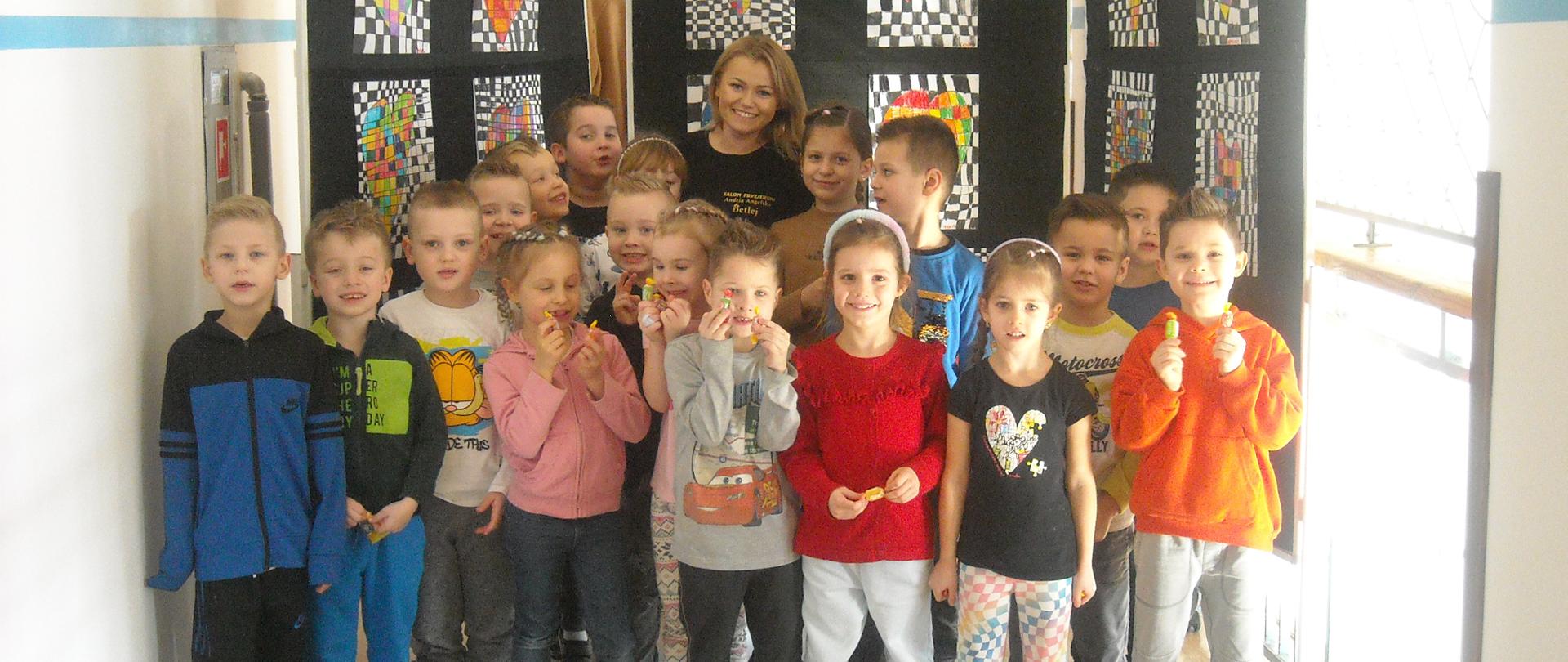 Zdjęcie grupowe – dzieci prezentują swoje fryzury.