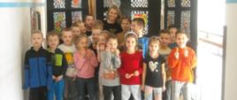 Zdjęcie grupowe – dzieci prezentują swoje fryzury.