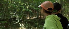 Przejażdżka kolejką wąskotorową - dzieci patrzą na Puszczę