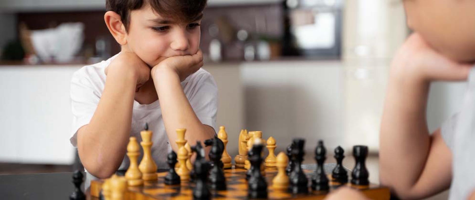 dwóch chłopców grających w szachy. Żródło: https://polska360.org/szachy-z-pasja/