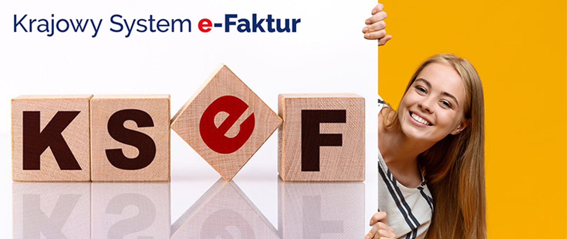 Obraz przedstawia grafikę promocyjną dotyczącą „Krajowego Systemu e-Faktur” (KSeF). U góry widoczne są drewniane kostki układające się w napis „KSeF”, a zza nich, na żółtym tle, uśmiechnięta kobieta.
Poniżej znajduje się baner z hasłem „Środy z KSeF” oraz zdjęcia trzech osób, z których jedna trzyma laptop.
