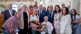 Uczestnicy uroczystości wraz z jubilatką.