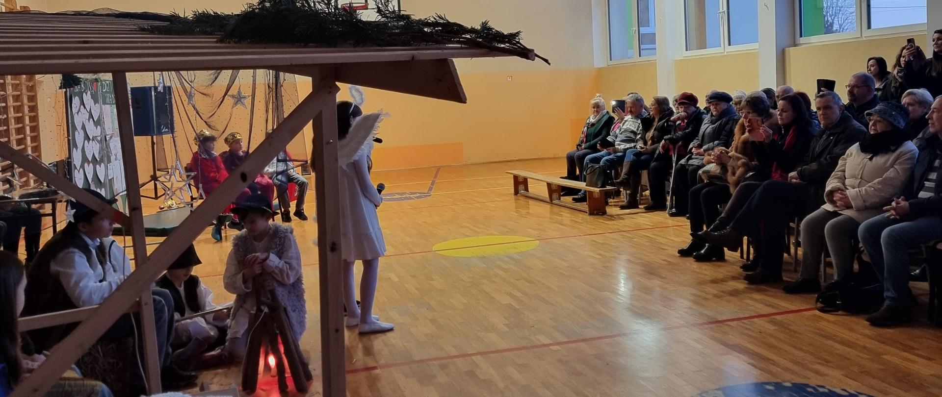 Dziadkowie oglądają przedstawienie w wykonaniu trzecioklasistów.