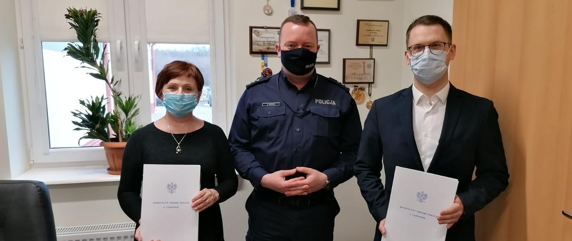 od lewej: burmistrz Żabna Marta Herduś, Komendant Komisariatu Policji w Żabnie Dominik Rzepecki, wójt gminy WIetrzychowice