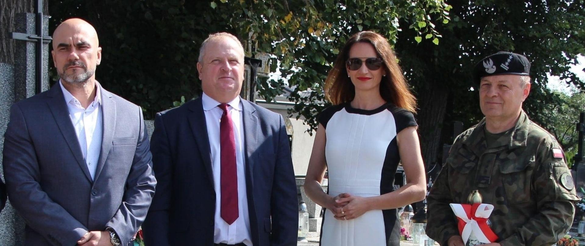 uczestnicy obchodów w Zambrowie 86. rocznicy wybuchu II wojny światowej