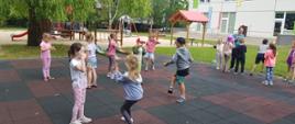 Rekreacja na placu zabaw - dzieci puszczają bańki