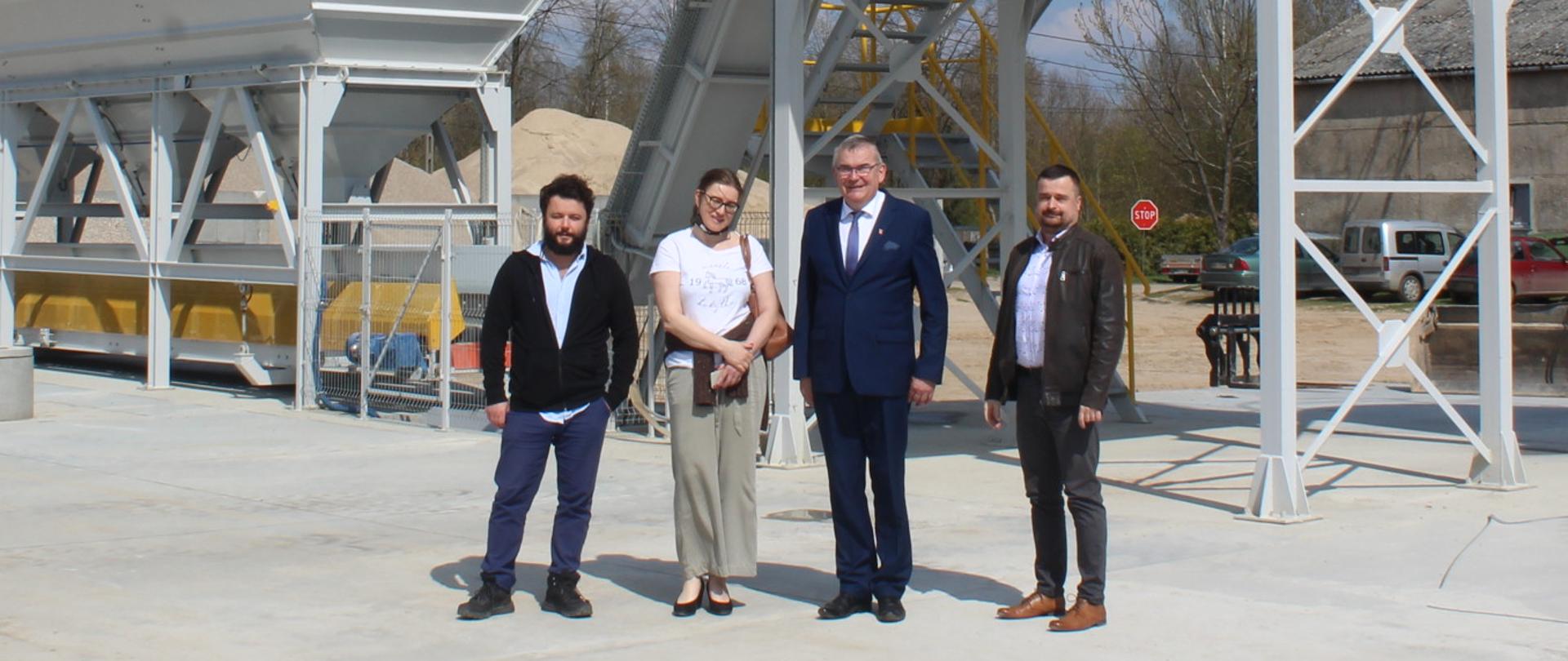 Przedstawiciele Urzędu Miasta Kobyłka oraz Urzędu Gminy Brańsk na tle węzła do produkcji betonu. W środku Burmistrz Miasta Kobyłka Edyta Zbieć oraz Wójt Gminy Brańsk Andrzej Jankowski.