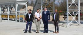 Przedstawiciele Urzędu Miasta Kobyłka oraz Urzędu Gminy Brańsk na tle węzła do produkcji betonu. W środku Burmistrz Miasta Kobyłka Edyta Zbieć oraz Wójt Gminy Brańsk Andrzej Jankowski.