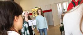 Uczniowie szkoły, zaangażowani w jej promocję