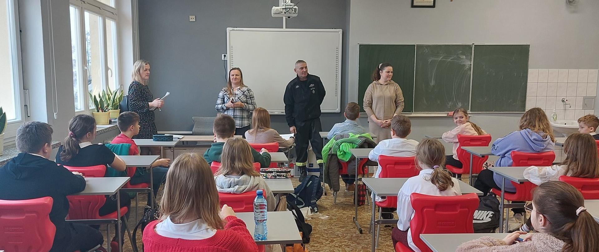 Zdjęcia przedstawiają uczestników, uczniów turnieju wiedzy pożarniczej, podczas pisania testów, oraz odbioru wyróżnień