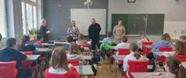 Zdjęcia przedstawiają uczestników, uczniów turnieju wiedzy pożarniczej, podczas pisania testów, oraz odbioru wyróżnień