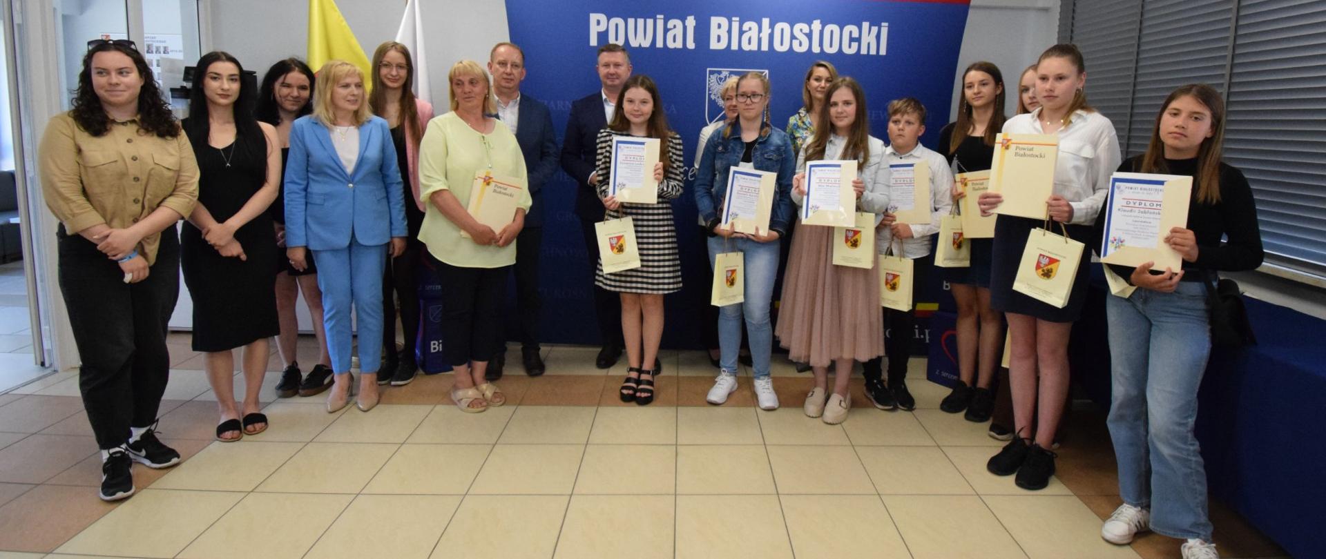 Wspólne zdjęcie nagrodzonych wolontariuszy
