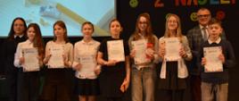 Uczniowie z najwyższą średnią ocen i najwyższą frekwencją zostali wyróżnieni podczas uroczystego apelu.