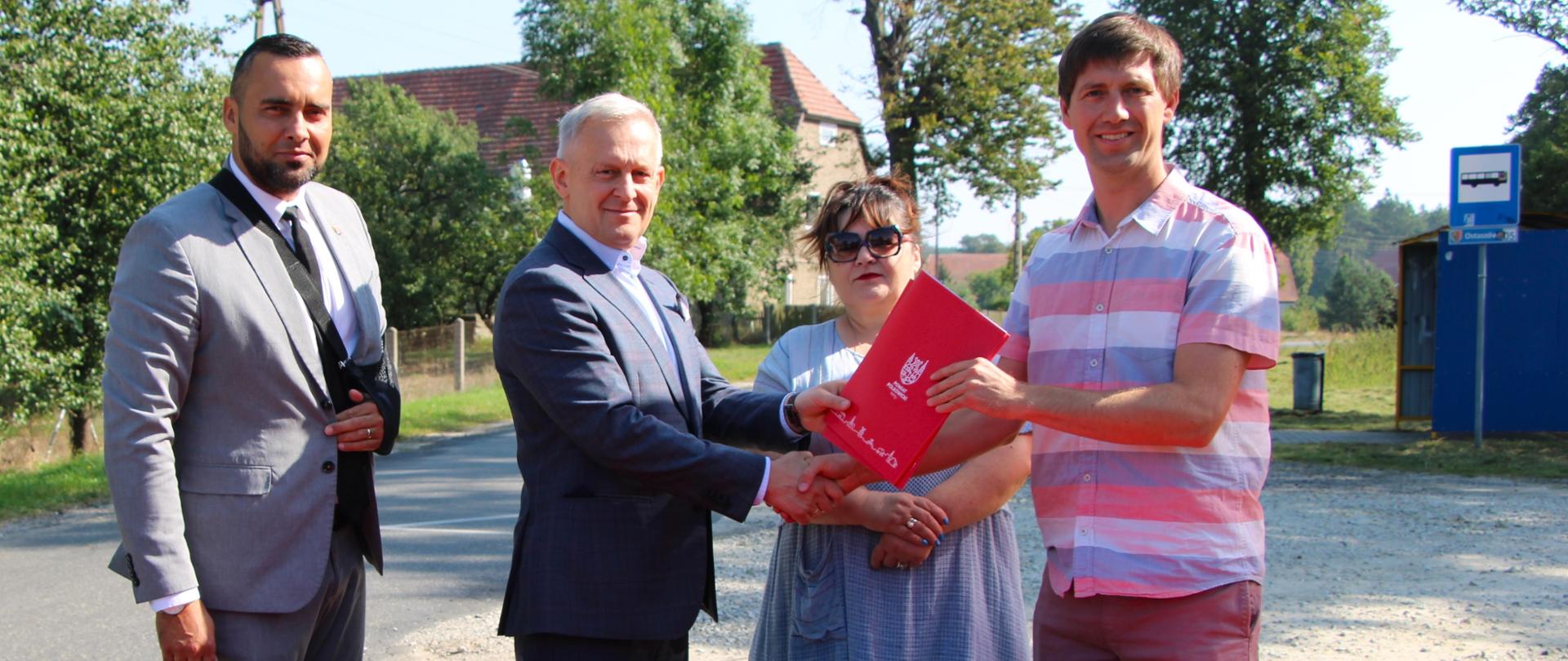podpisanie umowy na przebudowę drogi w m. Ostaszów (gm. Przemków) w powiecie polkowickim 