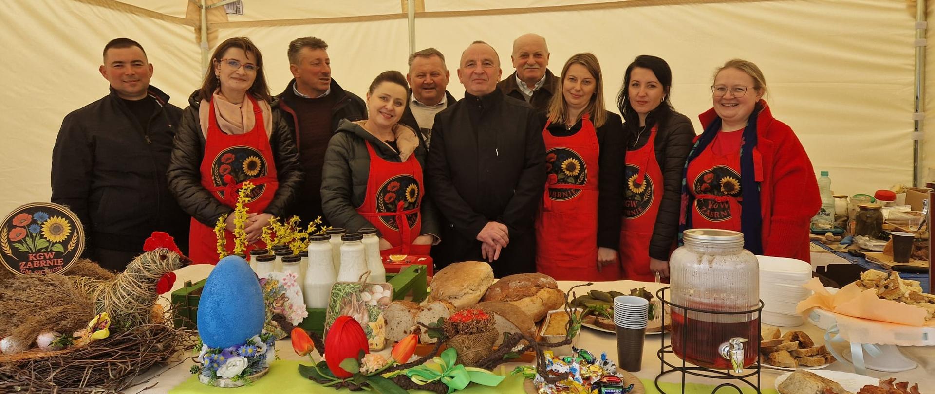 Wicestarosta Dąbrowski wraz z uczestnikami kiermaszu