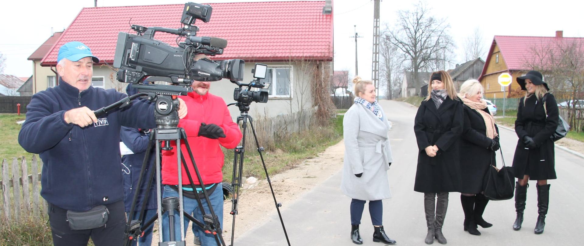 Gromadzenie się gości oficjalnego otwarcia przebudowanego skrzyżowania we wsi Zdroje
