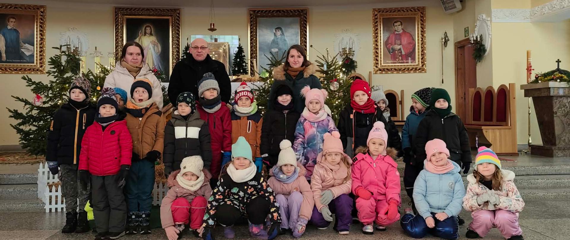 Grupa "Pszczółek" przy szopce