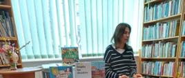 Dzieci uczestniczące w zajęciach z bibliotekarką