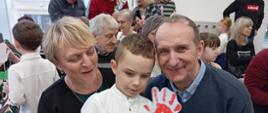 Przedszkolaki pozują ze swoimi dziadkami