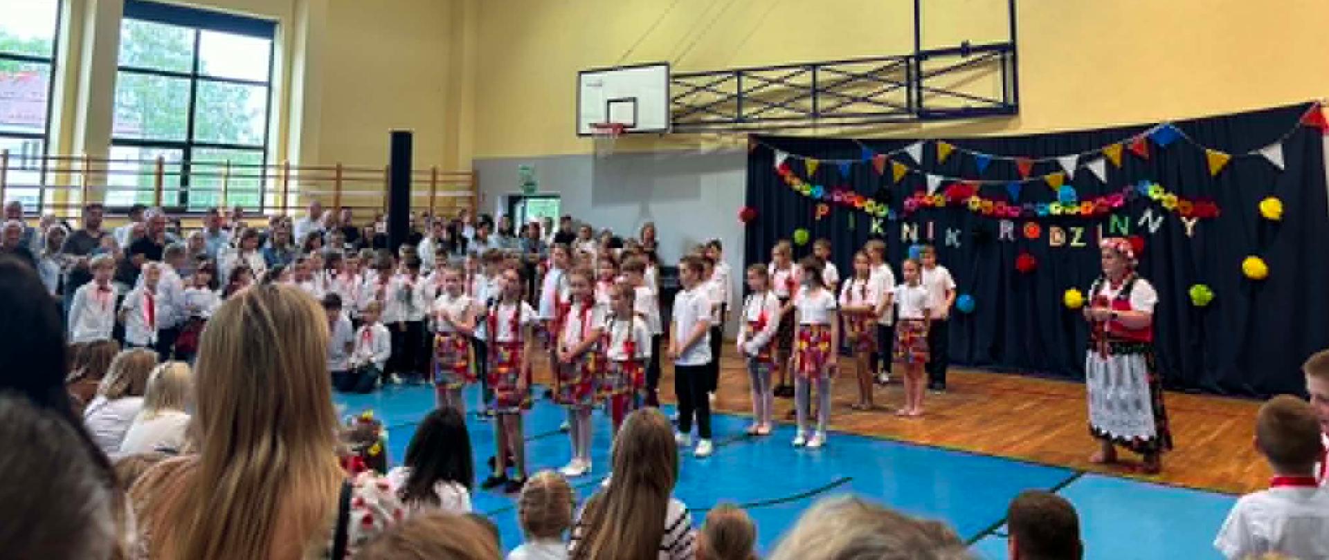Dzieci w strojach krakowskich występujące w czasie "Pikniku rodzinnego"