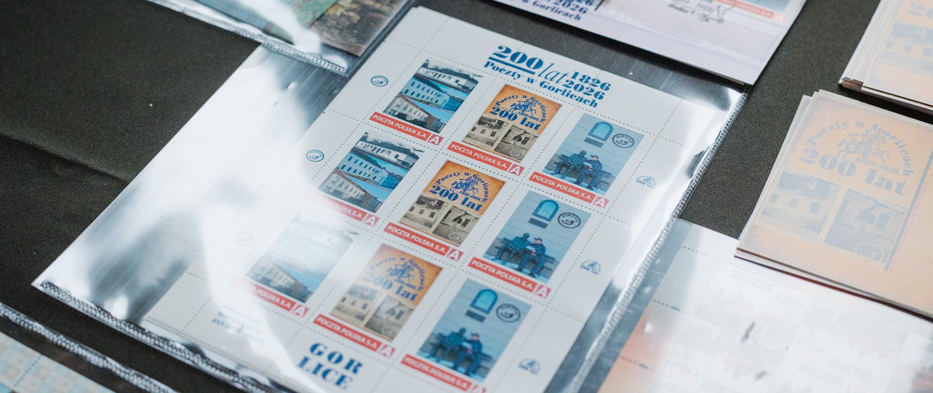 Ekspozycja prezentuje wyjątkowy zbiór znaczków pocztowych i kart pocztowych związanych z historią gorlickiej poczty i regionu.
