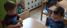 Dzieci siedzą w ławkach, za chwilę zaczniemy malowanie