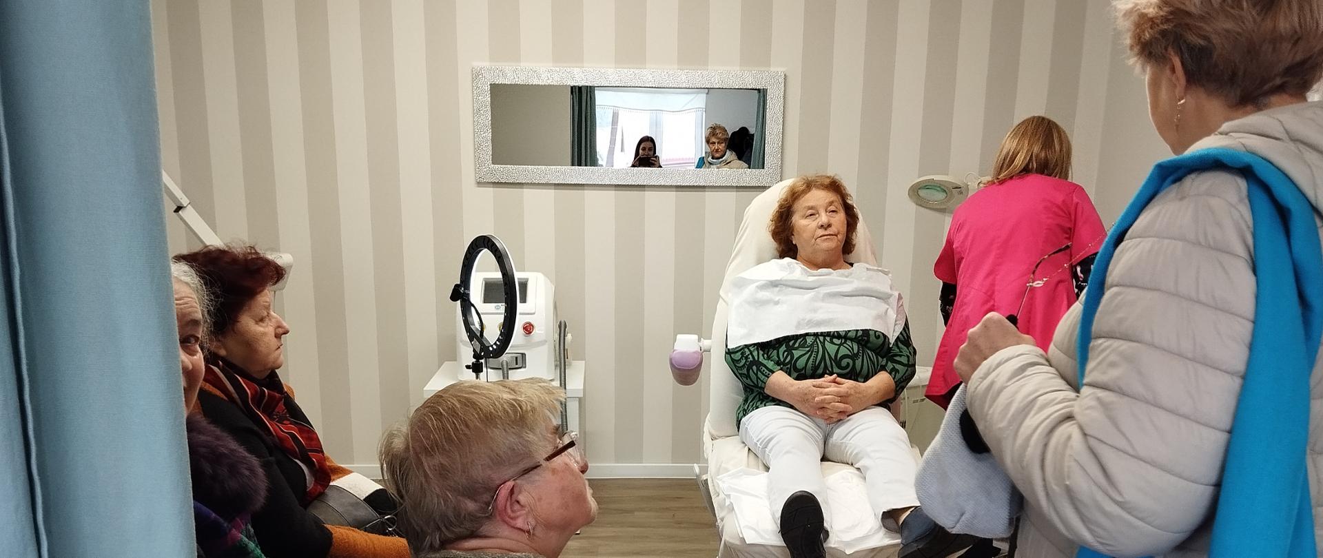 Zajęcia kosmetyczno-pielęgnacyjne w Klubie “Senior+”