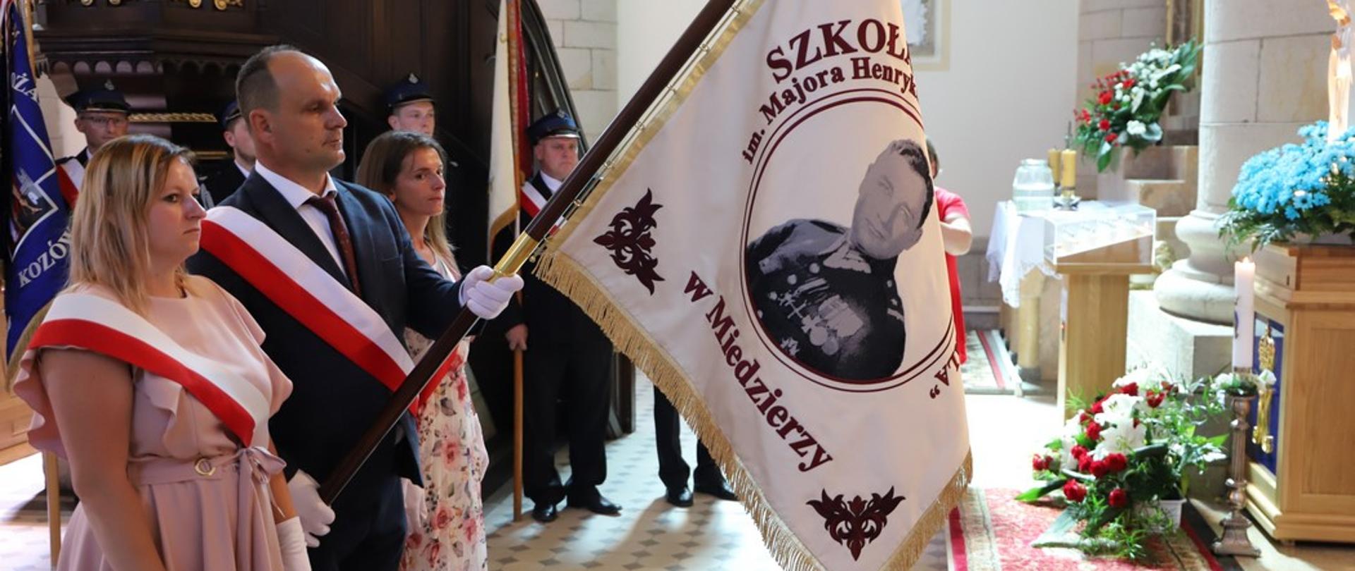 Ceremonia nadania Szkole Podstawowej w Miedzierzy imienia Majora Henryka Dobrzańskiego „Hubala”
