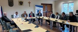 Spotkanie przedstawicieli samorządu przy stole konferencyjnym w sali obrad Urzędu Gminy Raba Wyżna.