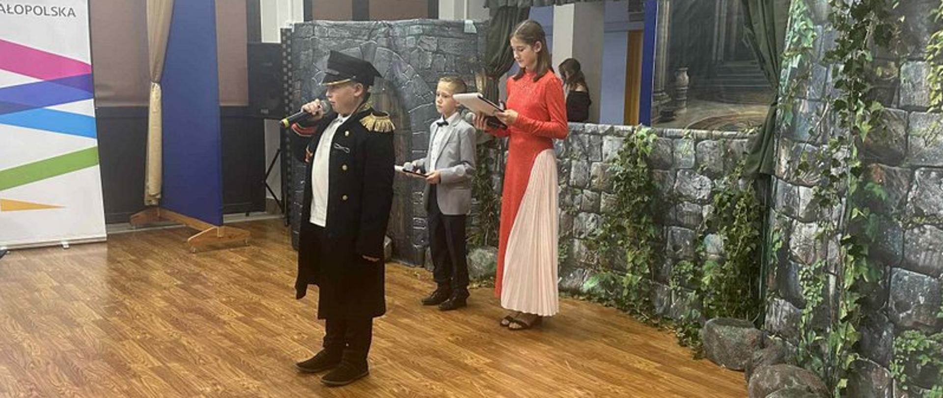 Występ uczniów podczas Wieczornicy Patriotycznej