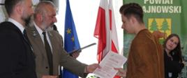 Moment wręczenia nagród laureatom konkursów
