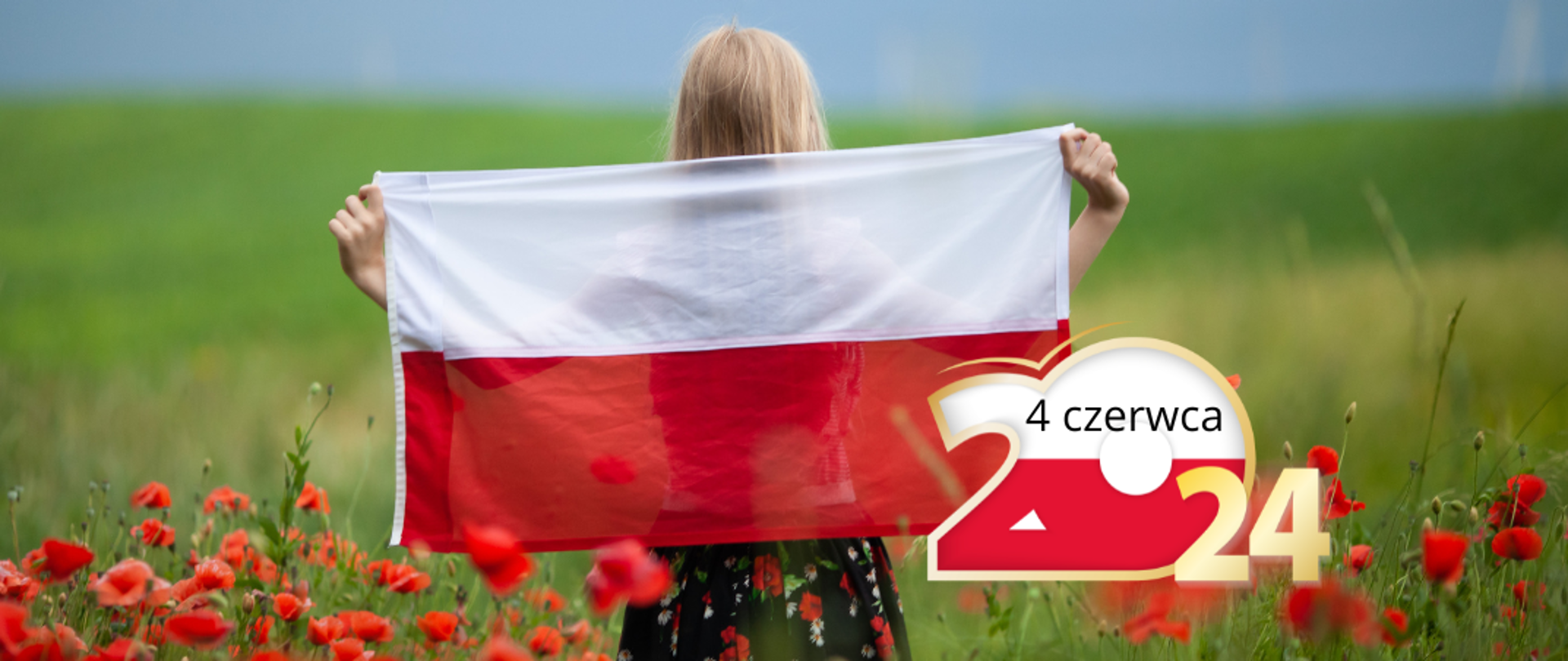 Zdjęcie przedstawia dziewczynkę odwróconą tyłem trzymającą flagę Polski na tle łąki z makami, na zdjęciu znajduje się również napis 4 czerwca 2024