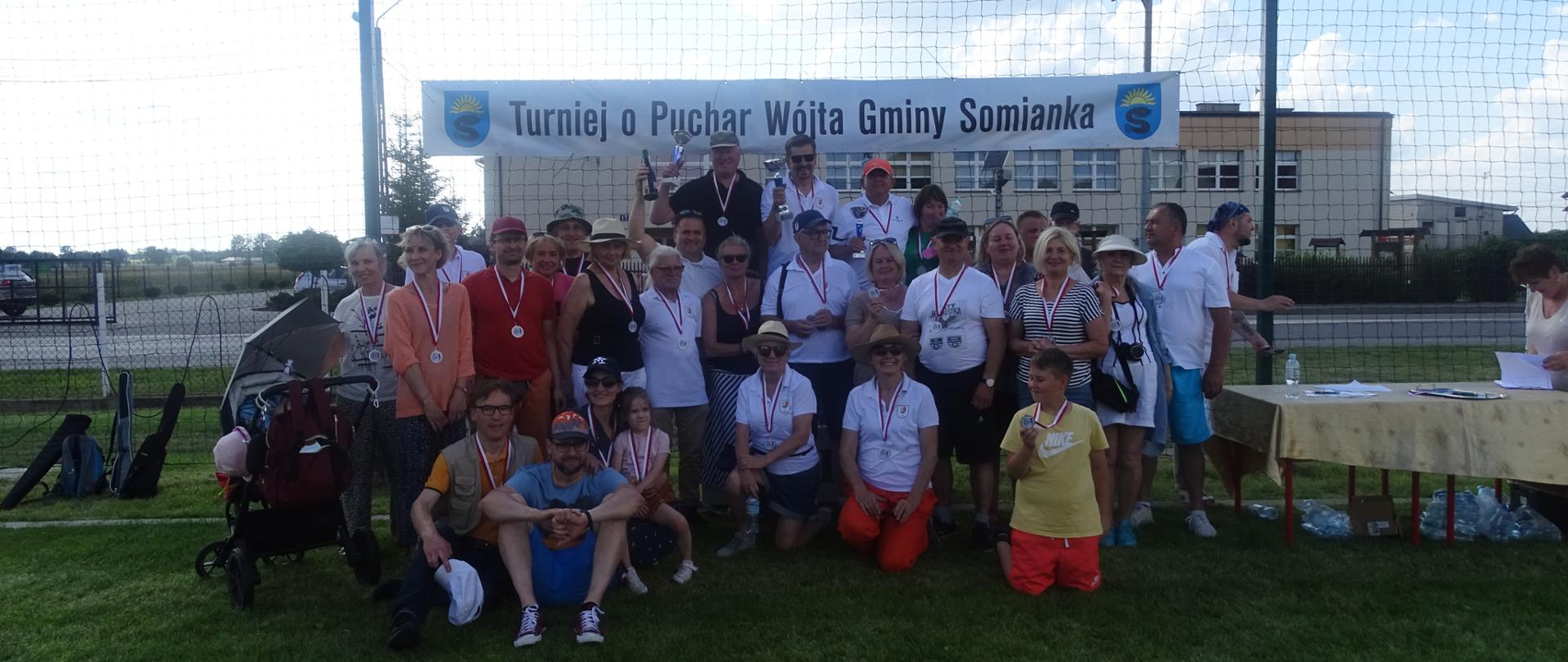 Wszyscy uczestnicy wraz z organizatorami turnieju o Puchar Wójta Gminy Somianka w Ground Golfa.