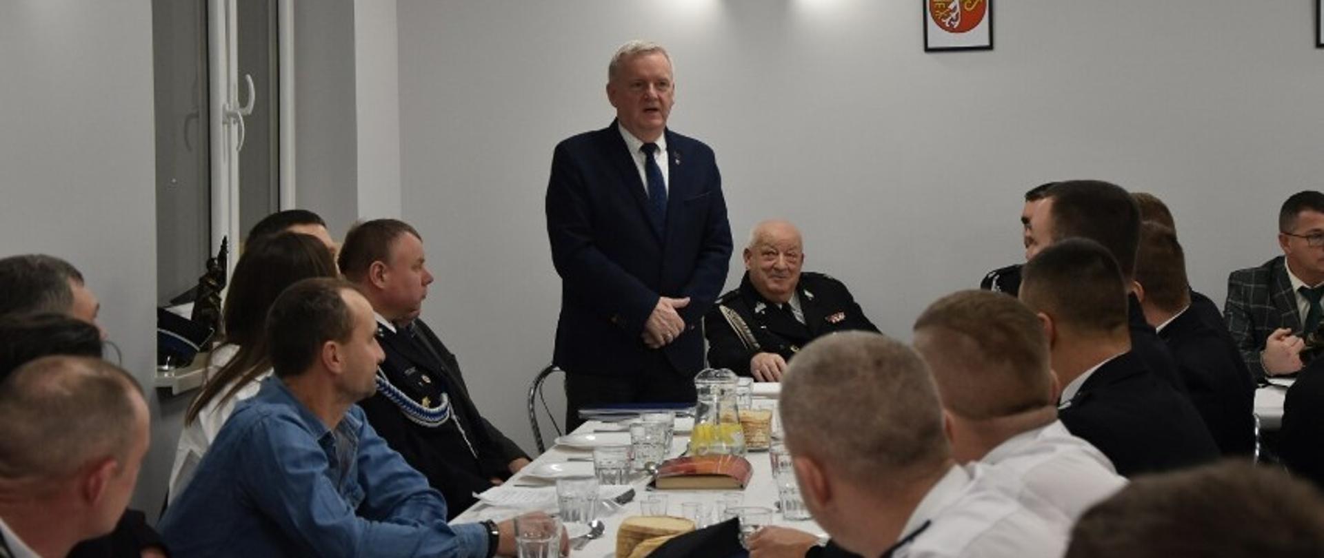 Przemawiający Zastępca Burmistrza Miasta i Gminy Budzyń Piotr Jankowski