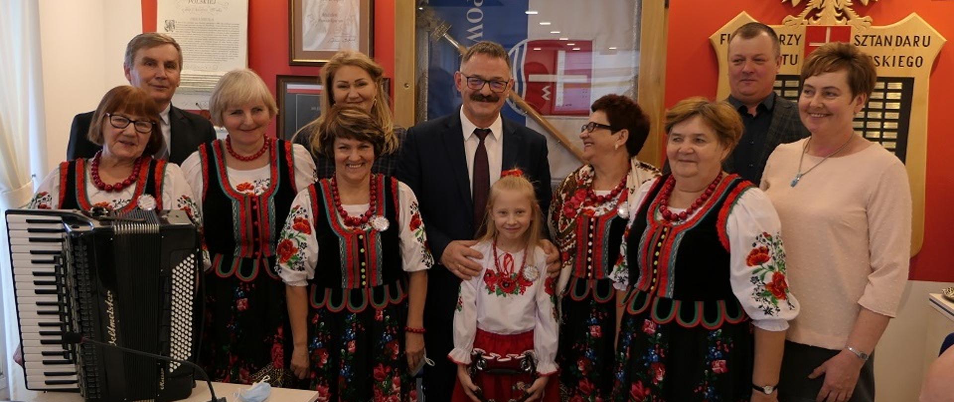Przedstawiciele delegacji dożynkowej powiatu lipskiego razem ze Starostą, Wicestarostą oraz Przewodniczącym Rady Powiatu Lipskiego